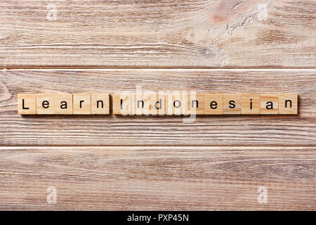Indonesischen Wort auf Holz Baustein geschrieben. indonesische Text in Tabelle erfahren Sie, Konzept. Stockfoto