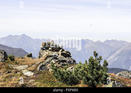 Österreich, Tirol, Pitztal, Steinmännchen Im Gebirge, Herbstliche Berglandschaft Stockfoto