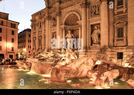 Italien, Rom, Fontana di Trevi Brunnen bei Nacht, Italien, Rom Trevi Brunnen bei Nacht, Europa, Latium, Stadt, Hauptstadt, Reise, Tourismus, Sehenswürdigkeiten, Sehenswürdigkeit Stockfoto