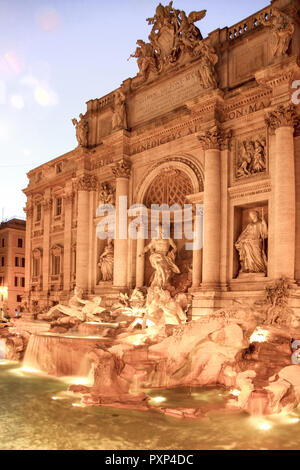 Italien, Rom, Fontana di Trevi Brunnen bei Nacht, Italien, Rom Trevi Brunnen bei Nacht, Europa, Latium, Stadt, Hauptstadt, Reise, Tourismus, Sehenswürdigkeiten, Sehenswürdigkeit Stockfoto