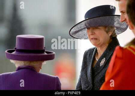 Queen Elizabeth II Gespräche mit Premierminister Theresa können als Sie warten Dutch King Willem-Alexander und seine Frau Königin Maxima eine Ehrengarde in einem feierlichen Willkommen auf Horse Guards Parade in London, für ihren Staatsbesuch in Großbritannien zu prüfen, zu begrüßen. Stockfoto