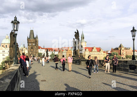 Tschechische Republik, Prag, Blick auf die Karlsbrücke und Moldau, mit dem Altstädter Brückenturm, der Tschechischen Republik, Prag, Blick auf den Charles Brid Stockfoto