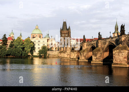 Tschechische Republik, Prag, Blick auf die Karlsbrücke und Moldau, mit dem Altstädter Brückenturm, der Tschechischen Republik, Prag, Blick auf den Charles Brid Stockfoto