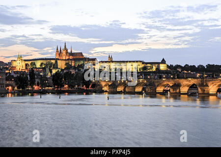 Tschechische Republik, Prag, Blick auf die Prager Burg und Karlsbrücke, der Tschechischen Republik, Prag, Blick auf die Prager Burg und die Karlsbrücke, Prag, Tschechien Stockfoto