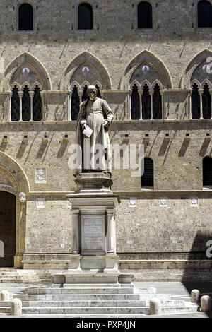 Italien, Toskana, Siena, die Banca Monte dei Paschi di Siena, Palazzo Salimbeni mit Statue des Kanonikers Sallustion Bandini, Italien, Toskana, Palazzo Sali Stockfoto