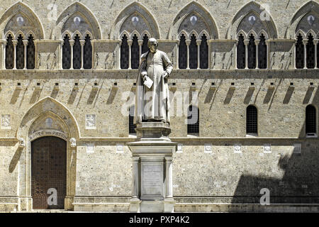 Italien, Toskana, Siena, die Banca Monte dei Paschi di Siena, Palazzo Salimbeni mit Statue des Kanonikers Sallustion Bandini, Italien, Toskana, Palazzo Sali Stockfoto