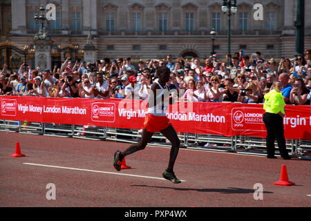 Die Virgin London Marathon 2018, Sieger der Männer Eliud Kipchoge aus Kenia, in der letzten Phase vor dem Buckingham Palace. Stockfoto