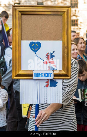 London, Großbritannien, Oktober 20 2018. 700.000 Demonstranten demonstrieren für ein zweites Brexit-Referendum. Ein Plakat imitiert Banksys berühmtes selbstzerstörndes Gemälde Stockfoto