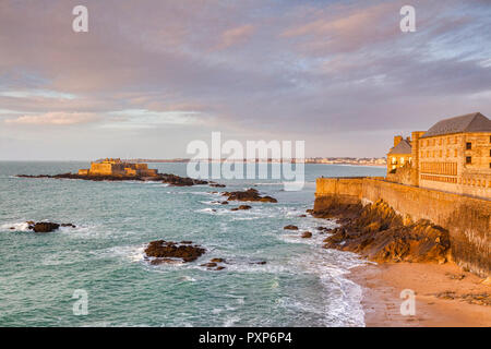 Die Altstadt und die Stadtmauer von Dinard, Bretagne, Frankreich, und Fort National. Stockfoto