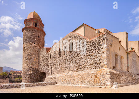 Ein alter Leuchtturm recycelt als Kirche Eglise Notre Dame des Anges, Collioure, Languedoc-Roussillon, Pyrenees-Orientales, Frankreich. Stockfoto