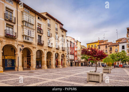 Alte Häuser rund um den Marktplatz in Logrono, La Rioja, Spanien. Stockfoto