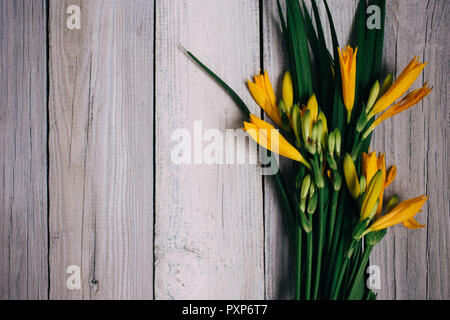Blumenstrauß aus gelben Lilien auf einer hölzernen Hintergrund, wedding bouquet Stockfoto