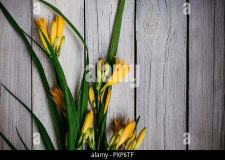 Blumenstrauß aus gelben Lilien auf einer hölzernen Hintergrund, wedding bouquet Stockfoto