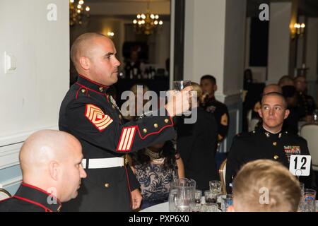 Us Marine Corps Erster Sgt. David J. Washington, Firma first Sergeant, Maritime Raid-Kraft (MRF), 26 Marine Expeditionary Unit (MEU), gibt einem Toast während ein Chaos nacht Zeremonie in Camp Lejeune, N.C., 16. Juni 2017. Die Zeremonie ist ein Marine Corps Tradition, ehrt die Opfer der Männer und Frauen, die in der Marine Corps gedient haben, Vergangenheit und Gegenwart. Stockfoto