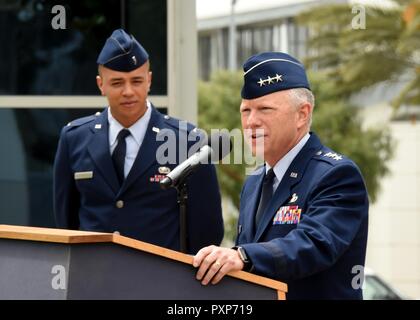 Generalleutnant John Thompson, Kommandant des Raumes und der Missile Systems Center, spricht das Publikum bei der Schriever Wand Ehre Zeremonie in El Segundo, Kalifornien, 8. Juni 2017. Air Force Base in Los Angeles begrüßt Ehrengäste für die Schriever Wall of Honor Zeremonie in El Segundo, Kalifornien, 8. Juni 2017. Die Zeremonie der Induktion der Preisträger und Enthüllung der Namen auf den General Schriever Wall of Honor geehrt. Neue Rekruten waren Generalmajor Joseph S. Bleymaier, Oberst Edward Blum, General Samuel C. Phillips, Dr. Eberhardt Rechtin, Oberst Quenten A. Riepe und Dr. Adolf K. Thiel.  Zusätzlich zu den Stockfoto