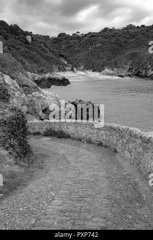 Schwarz und Weiß von Saints Bay, Guernsey, Channel Island Stockfoto