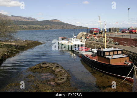 Eine kleine Bucht von Wasser erlaubt einige Boote bis zu einem Pier auf der Insel Arran, in Schottland zu binden. Stockfoto