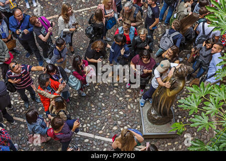 Verona, Italien - 5. Oktober 2017: Massen von Touristen mit Statue im Casa di Giulietta (Haus Julia) in Verona, Italien Stockfoto