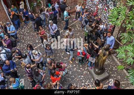 Verona, Italien - 5. Oktober 2017: Massen von Touristen mit Statue im Casa di Giulietta (Haus Julia) in Verona, Italien Stockfoto