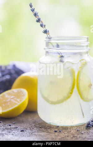 Limonade mit Zitrone und Lavendel Stockfoto