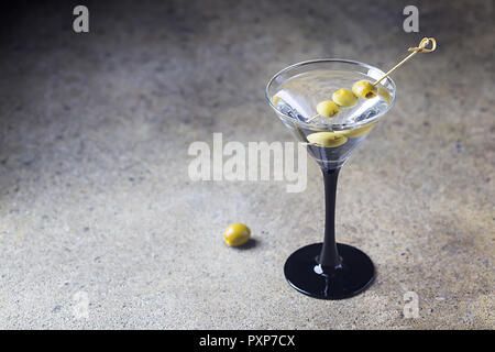 Cocktail Martini mit Oliven Stockfoto
