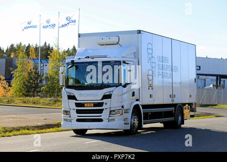 Lieto, Finnland - 19. Oktober 2018: Weiße Scania P 250 B 4X2 NB Lkw mit 7-Liter Dieselmotor Test Driven auf Scania Urban Tour 2018 Turku. Stockfoto