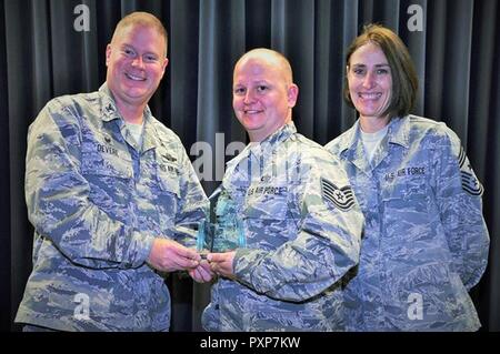 Tech. Sgt. Travis Whitton, 302Nd Maintenance Squadron, erhält 1. Quartal Award des 302Nd Airlift Wing 2017 im NCO Kategorie von Oberst James DeVere, 302Nd Airlift Wing Commander, und Chief Master Sgt. Vicki Robertson, 302Nd AW Befehl Chief, während einer Zeremonie im Peterson Air Force Base, Colo., 4. Juni 2017. Im Rahmen der vierteljährlichen Awards Programm der Reserve Flügel, Bürger Flieger für Excellence in Leadership nominiert sind, Arbeitsleistung, signifikante Verbesserung und Beiträge zu ihren Ein- und Ausschalten - Basisgemeinden. Die anderen 2017 erste Quartal Award Gewinner sind: Airman 1st Class Kw Stockfoto