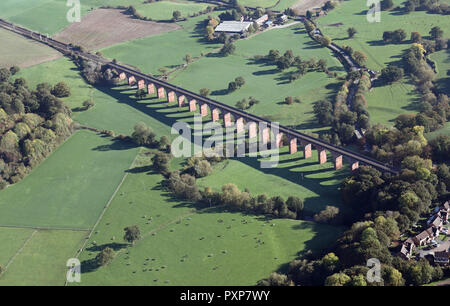 Luftaufnahme von einem Eisenbahnviadukt Brücke über den Fluss Dane an Holmes Chapel, Cheshire, Großbritannien Stockfoto