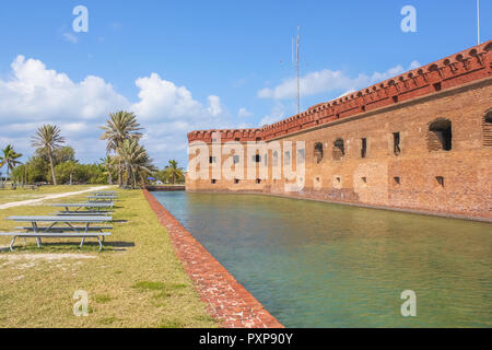 Fort Jefferson und seinen burggraben von Meerwasser bei Dry Tortugas National Park, Florida, Usa. Die Dry Tortugas sind eine kleine Gruppe von Inseln, die im Golf von Mexiko am Ende der Florida Keys. Stockfoto