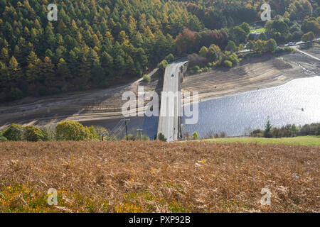 Die A 6013 Kreuzung Ladybower Reservoir, Bamford, Derbyshire, England, UK. Stockfoto