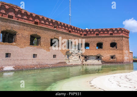 Die Dry Tortugas National Park besteht aus sieben kleinen Inseln aus Korallenriffen, weißen Sandstränden und der tropischen Gewässern. Fort Jefferson ist eine historische militärische Festung in der Dry Tortugas. Stockfoto