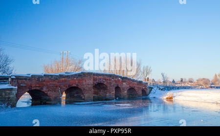 Eckington Brücke und der gefrorene Fluss Avon am Weihnachtstag im Jahr 2010 mit einer Temperatur von -15C, England Stockfoto