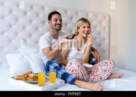 Junge attraktive Paar Frühstück im Bett Stockfoto