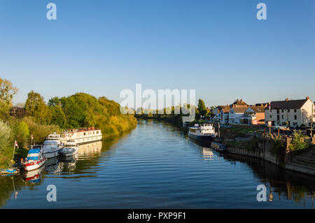 Blick auf den Fluss Severn an einem herbsttag von der Brücke am Upton Bei Severn, Großbritannien Stockfoto