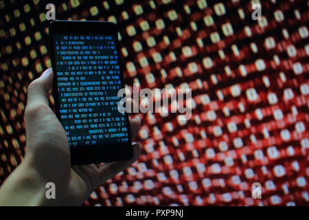 Fehlende Daten. Mehrere Schicht von Informationen auf mobilen Bildschirm einige fehlende von Bildschirm und Fehler aufgetreten. Der binäre Code auf Handy und PC-Bildschirm Stockfoto