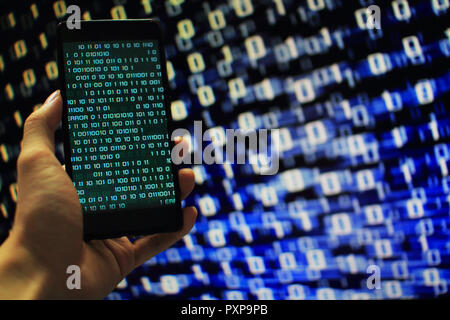 Fehlende Daten. Mehrere Schicht von Informationen auf mobilen Bildschirm einige fehlende von Bildschirm und Fehler aufgetreten. Der binäre Code auf Handy und PC-Bildschirm Stockfoto