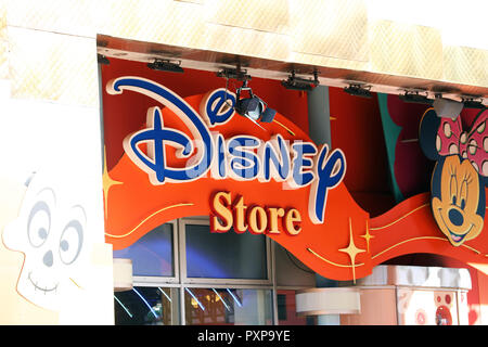 Chessy, Frankreich - Oktober 13, 2018: Disney Store Shop Anmelden Disney Village in Meaux in der Nähe von Paris, Frankreich, Europa Stockfoto