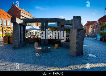 Rönne, Dänemark - 22. AUGUST 2018: Granit Obelisk - Sonnenuhr ähnlich Stonehenge bei Store Torv in der Hauptstadt der Insel Bornholm Stockfoto