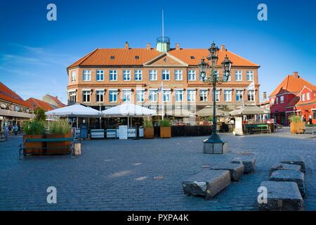 Rönne, Dänemark - 22. AUGUST 2018: das Alte Rathaus von 1834 bei Store Torv in der Hauptstadt der Insel Bornholm Stockfoto