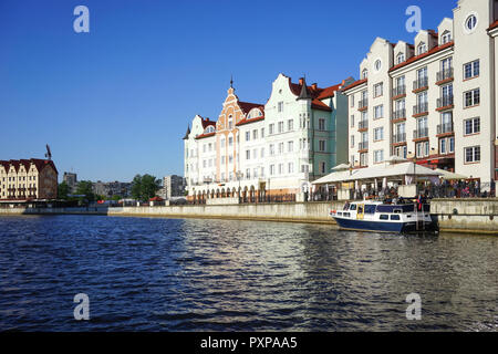 Kaliningrad, Russland - 11. Mai 2016: Die modernen Wahrzeichen der Stadt mit dem Leuchtturm und Gebäude im alten Stil an den Ufern des Pregolya ri Stockfoto