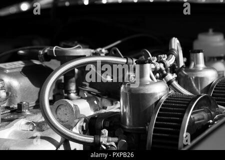 In der Nähe von Twin SU Vergasern ausgerüstet, um ein klassisches Auto Motor in Schwarz und Weiß. Stockfoto