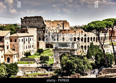 Das Kolosseum und den Bogen des Titus, Blick aus dem Forum Romanum. Stockfoto