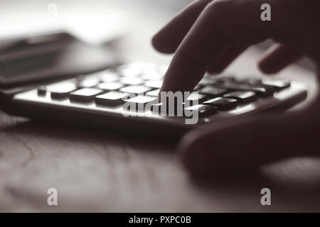 Bis zu schließen. Finger, mit dem der Rechner Taste Stockfoto