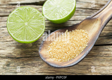 Brauner Zucker und Zitrone auf dem Tisch Stockfoto