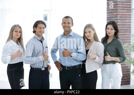 Erfolgreiche multinationale Business Team mit Daumen hoch Stockfoto