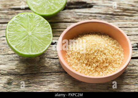 Brauner Zucker und Zitrone auf dem Tisch Stockfoto