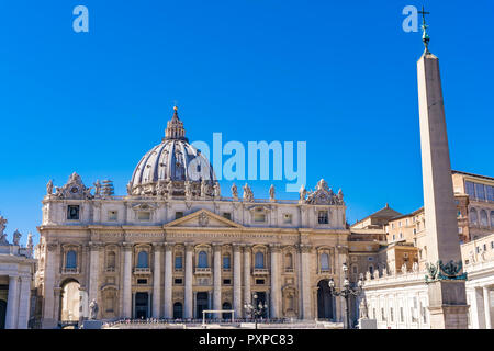 Vatikan - 25. SEPTEMBER 2018: Detail der Petersdom im Vatikan. Es ist die weltweit größte Gebäude der Kirche. Stockfoto