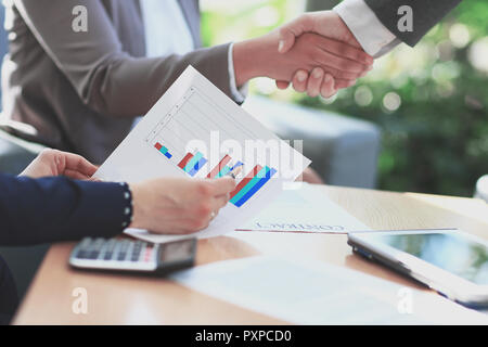 Bis zu schließen. Geschäftsmann vertritt die finanziellen Gewinn aus dem New Deal Stockfoto