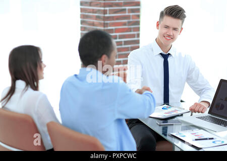 Handshake Geschäftspartner nach der Diskussion über den Vertrag. Stockfoto