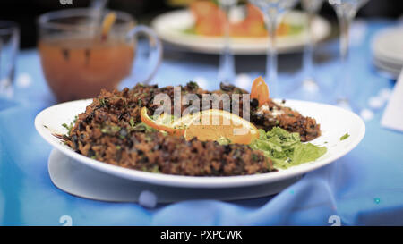 Reis Pilav mit Fleisch und Gemüse auf dem Tisch Stockfoto